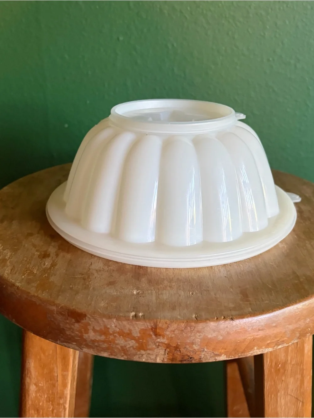 Vintage Tupperware Jel-N-Serve mold with Classic white scalloped design